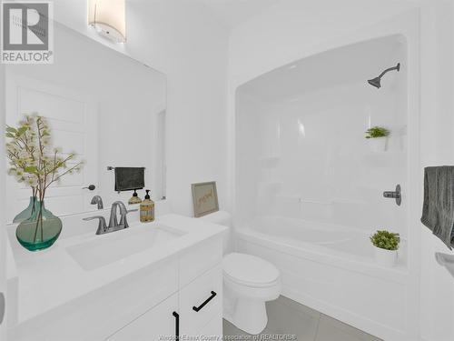 210 Mclellan Ave, Amherstburg, ON - Indoor Photo Showing Bathroom