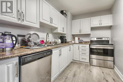 211 Axminster Drive, Richmond Hill, ON - Indoor Photo Showing Kitchen With Double Sink