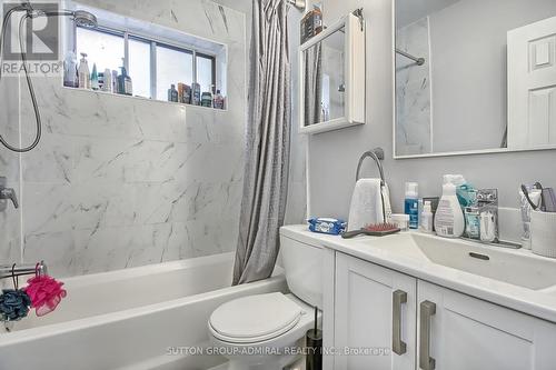 211 Axminster Dr, Richmond Hill, ON - Indoor Photo Showing Bathroom