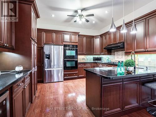 24 Sachet Dr, Richmond Hill, ON - Indoor Photo Showing Kitchen With Upgraded Kitchen