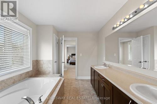 20 Lands Crt, Cambridge, ON - Indoor Photo Showing Bathroom
