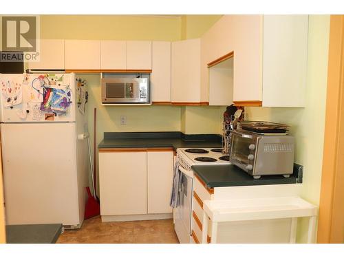 640 Rotary Drive, Kimberley, BC - Indoor Photo Showing Kitchen