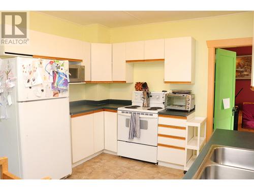 640 Rotary Drive, Kimberley, BC - Indoor Photo Showing Kitchen With Double Sink