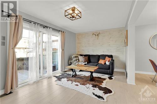 3054 Fairlea Crescent, Ottawa, ON - Indoor Photo Showing Living Room