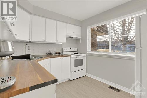 3054 Fairlea Crescent, Ottawa, ON - Indoor Photo Showing Kitchen