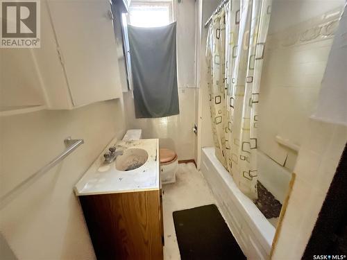 521 3Rd Avenue Ne, Swift Current, SK - Indoor Photo Showing Bathroom