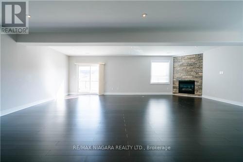 9148 Hendershot Blvd, Niagara Falls, ON - Indoor Photo Showing Living Room With Fireplace