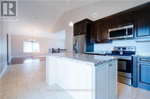 9148 Hendershot Blvd, Niagara Falls, ON - Indoor Photo Showing Kitchen With Upgraded Kitchen