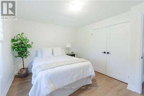 60 West 27Th Street, Hamilton, ON - Indoor Photo Showing Bedroom