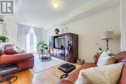 178 Farooq Blvd, Vaughan, ON - Indoor Photo Showing Living Room