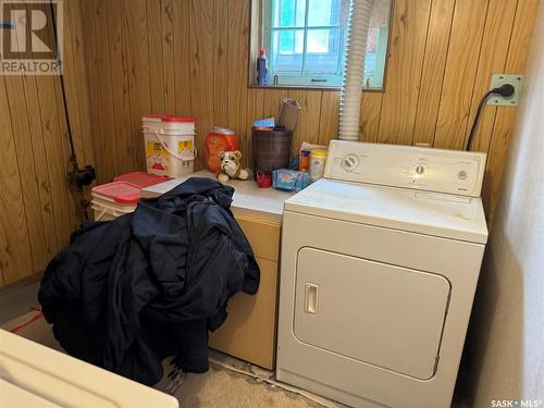 219 7Th Avenue E, Assiniboia, SK - Indoor Photo Showing Laundry Room