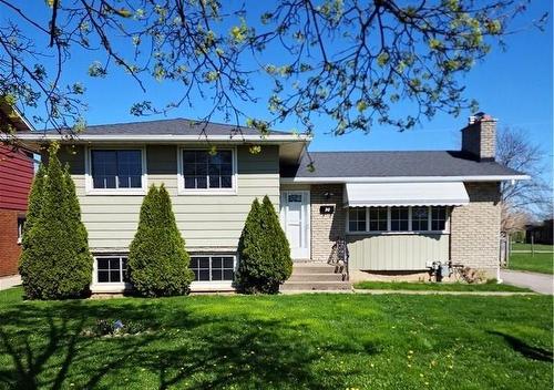 Great family home with in-law suite! - 20 St Charles Drive, Thorold, ON - Outdoor With Facade