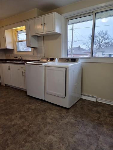 20 St Charles Drive, Thorold, ON - Indoor Photo Showing Laundry Room