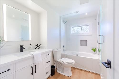 60 West 27Th Street, Hamilton, ON - Indoor Photo Showing Bathroom