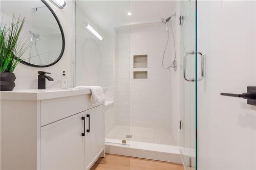 60 West 27Th Street, Hamilton, ON - Indoor Photo Showing Bathroom