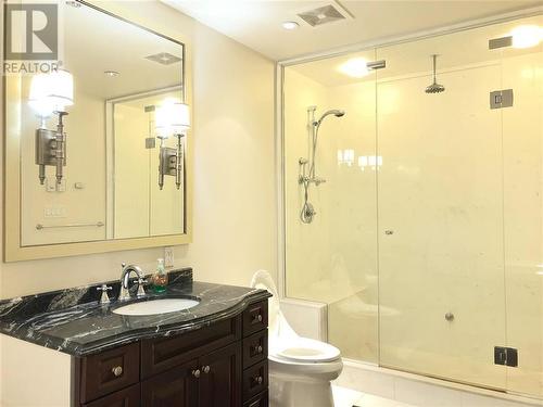 2X01 428 Beach Crescent, Vancouver, BC - Indoor Photo Showing Bathroom