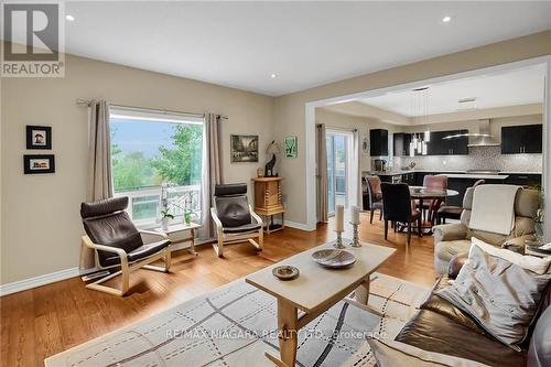4512 Cinnamon Grove, Niagara Falls, ON - Indoor Photo Showing Living Room