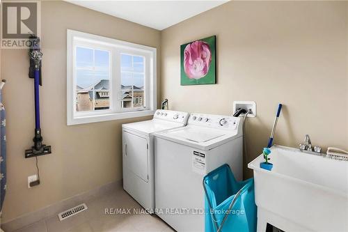 4512 Cinnamon Grove, Niagara Falls, ON - Indoor Photo Showing Laundry Room