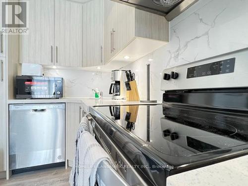 5961 Bentley Common, Niagara Falls, ON - Indoor Photo Showing Kitchen