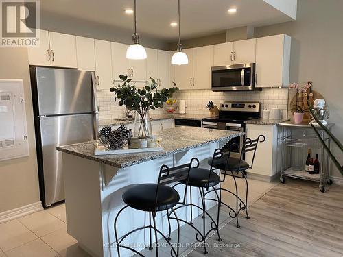 #109 -333 Gosling Gardens, Guelph, ON - Indoor Photo Showing Kitchen With Upgraded Kitchen