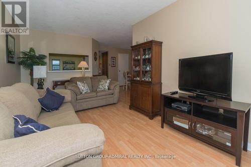 #702 -7601 Bathurst St, Vaughan, ON - Indoor Photo Showing Living Room