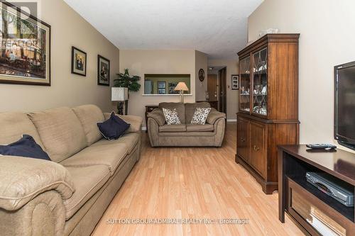 #702 -7601 Bathurst St, Vaughan, ON - Indoor Photo Showing Living Room