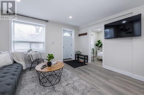 680 Ontario Street, Midland, ON - Indoor Photo Showing Living Room