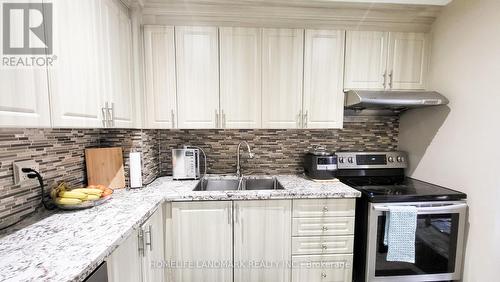 130 Kingswood Dr, Brampton, ON - Indoor Photo Showing Kitchen With Upgraded Kitchen