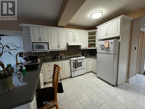 967 Beechwood Avenue, Mississauga, ON - Indoor Photo Showing Kitchen