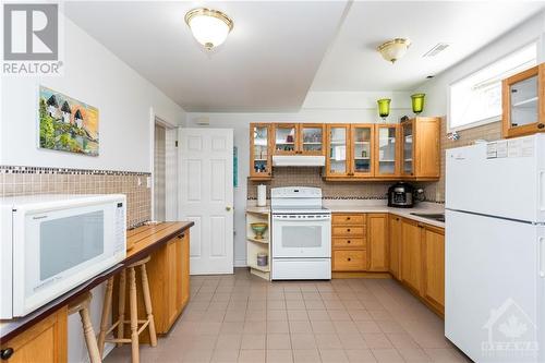 6302 Emerald Links Drive, Greely, ON - Indoor Photo Showing Kitchen