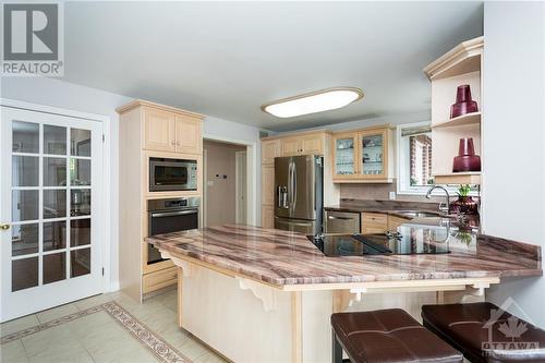 6302 Emerald Links Drive, Greely, ON - Indoor Photo Showing Kitchen