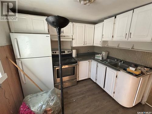 424 I Avenue S, Saskatoon, SK - Indoor Photo Showing Kitchen With Double Sink