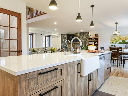 Vue d'ensemble - 377 Place Banting, Saint-Bruno-De-Montarville, QC - Indoor Photo Showing Kitchen With Upgraded Kitchen