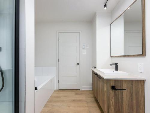 Salle de bains - 203-244 Rue Principale, Saint-Zotique, QC - Indoor Photo Showing Bathroom