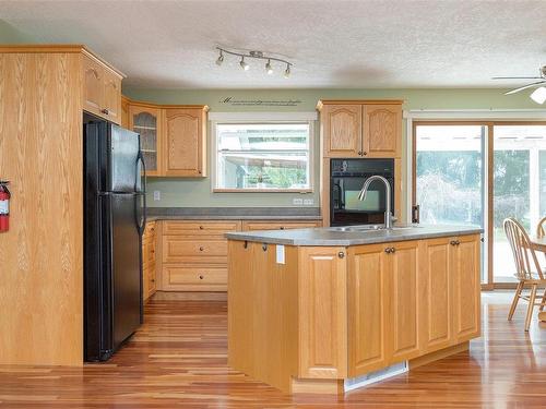 4396 Sears Rd, Cowichan Bay, BC - Indoor Photo Showing Kitchen