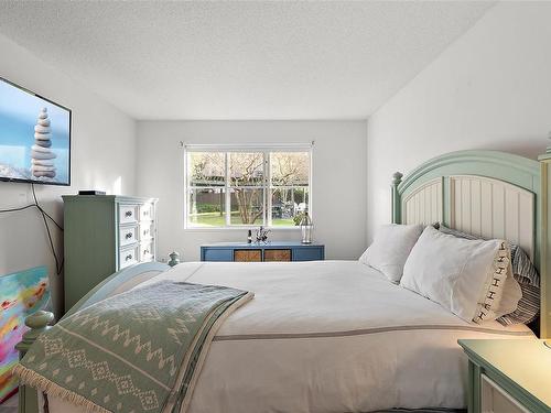 105-290 Island Hwy, View Royal, BC - Indoor Photo Showing Bedroom