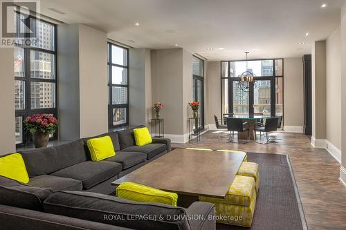 #1601 -68 Yorkville Ave, Toronto, ON - Indoor Photo Showing Living Room