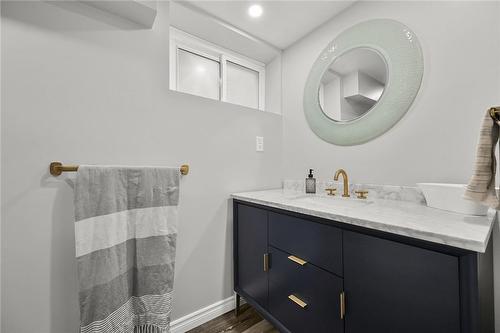 48 Delena Avenue S, Hamilton, ON - Indoor Photo Showing Bathroom
