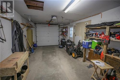 6302 Pleasant Lane, Elizabethtown, ON - Indoor Photo Showing Garage