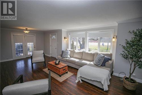 6302 Pleasant Lane, Elizabethtown, ON - Indoor Photo Showing Living Room