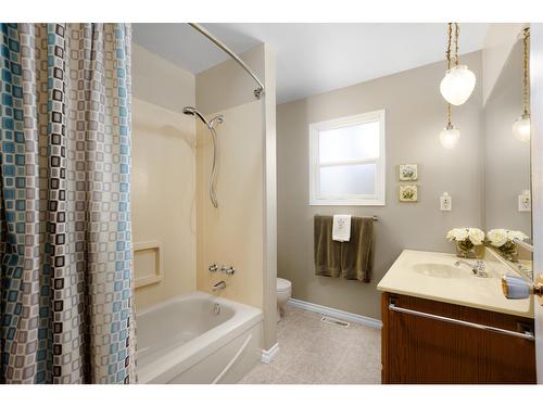 825 308Th Avenue, Kimberley, BC - Indoor Photo Showing Bathroom