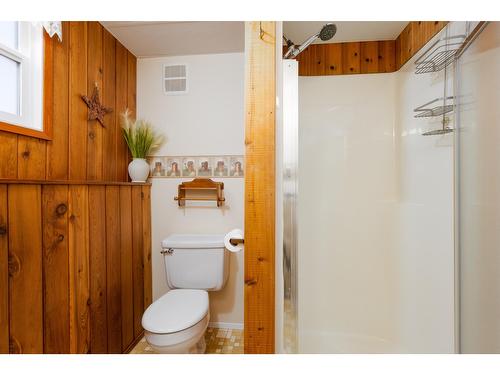825 308Th Avenue, Kimberley, BC - Indoor Photo Showing Bathroom