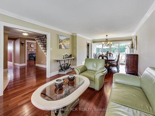 18 Terryellen Cres, Toronto, ON - Indoor Photo Showing Living Room