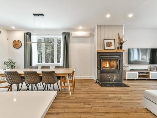 Salle Ã  manger - 665 Rue Des Mésanges, Sainte-Adèle, QC - Indoor Photo Showing Living Room With Fireplace
