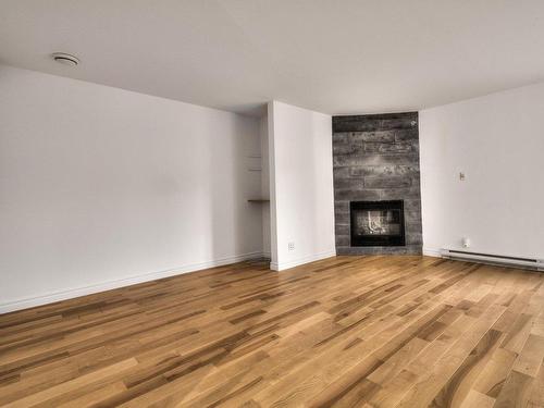 Living room - 102-824 Rue De La Poterie, Saint-Jean-Sur-Richelieu, QC - Indoor Photo Showing Living Room With Fireplace