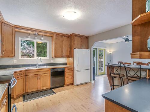 1824 Craig Dr, Nanoose Bay, BC - Indoor Photo Showing Kitchen With Double Sink