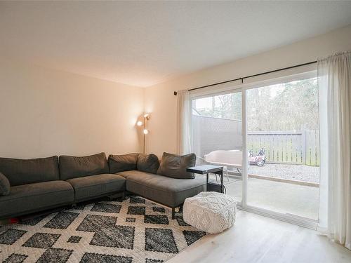12-309 Moilliet St South, Parksville, BC - Indoor Photo Showing Living Room