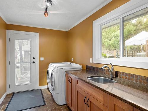 1158 Kathleen Dr, Duncan, BC - Indoor Photo Showing Laundry Room
