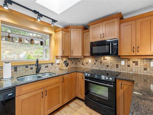 1158 Kathleen Dr, Duncan, BC - Indoor Photo Showing Kitchen With Double Sink