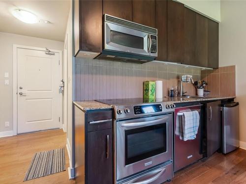 110-1375 Bear Mountain Pkwy, Langford, BC - Indoor Photo Showing Kitchen